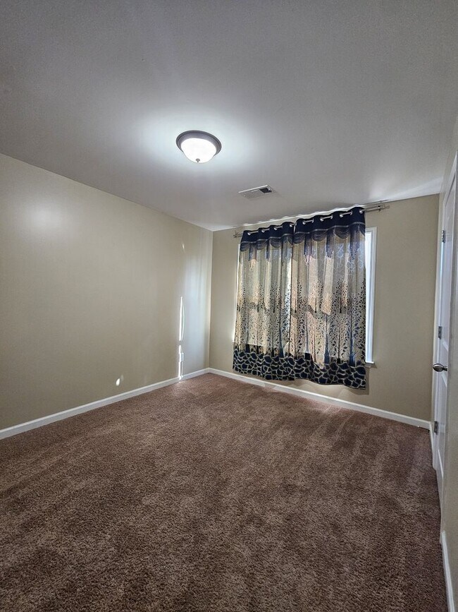 Building Photo - Great Home With Garage Parking Near Downto...