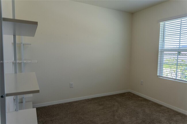 Building Photo - 2025 Doe Run Dr