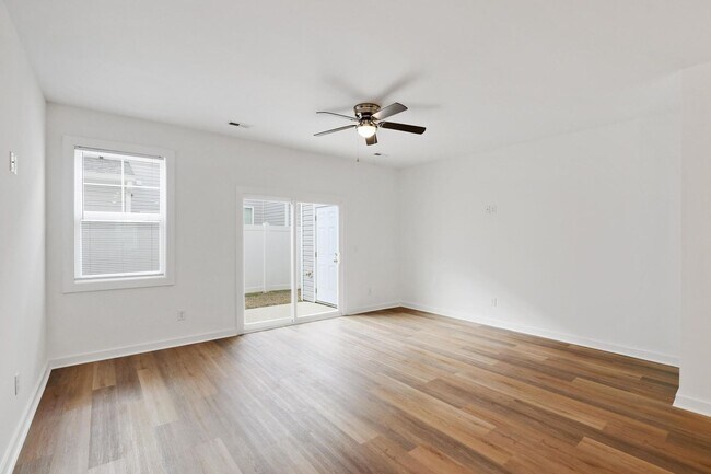 Building Photo - Large 3 story townhome near beach with com...