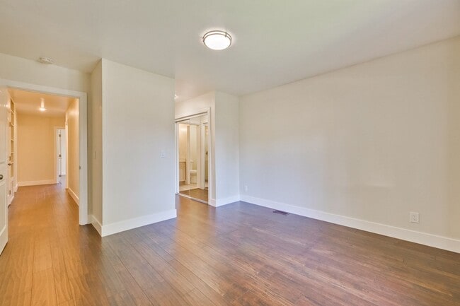 Building Photo - Beautifully remodeled 2 bed, 2 bath home.