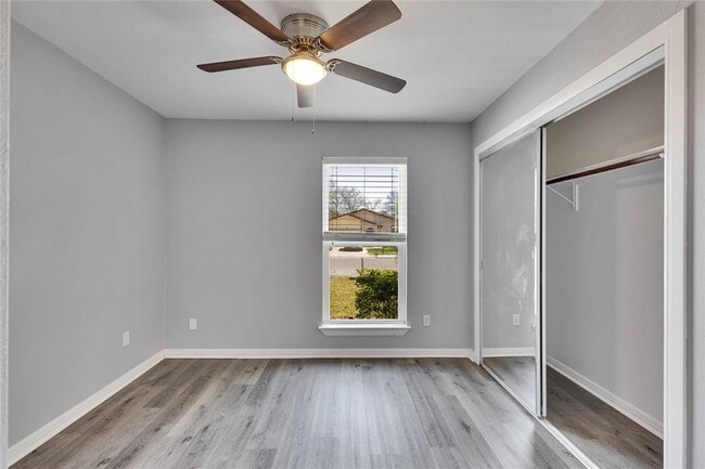 Building Photo - 1712 W Mesa Park Dr