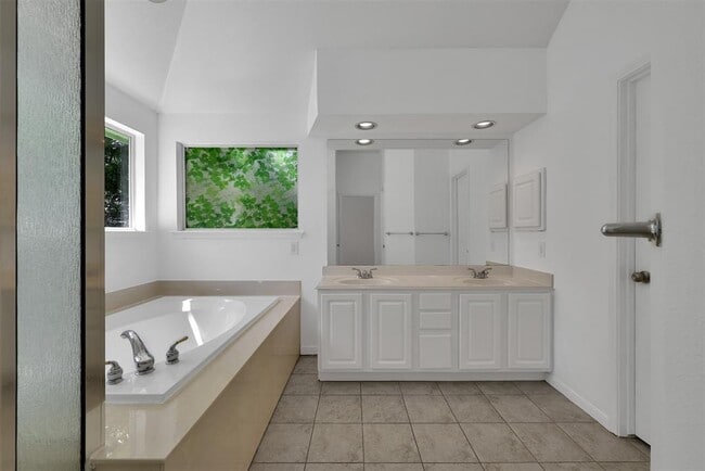 Building Photo - 7 E Gaslight Pl