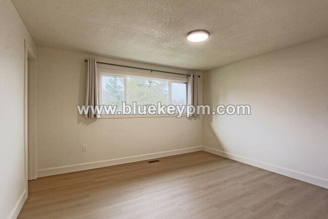 Building Photo - Newly Remodeled 5 Bed, 2 Bath Home with RV/Boat Parking in Oregon City