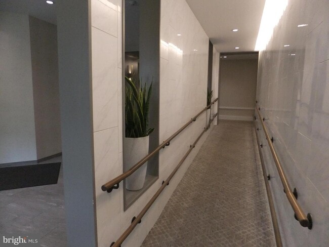 Building Photo - 1650 Oakwood Dr