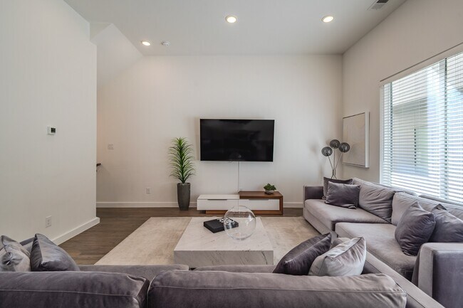 Building Photo - Modern Townhome with Gated Private Lawn & Dual Primary Suites & 2-Car Garage | Knox-Henderson / L...