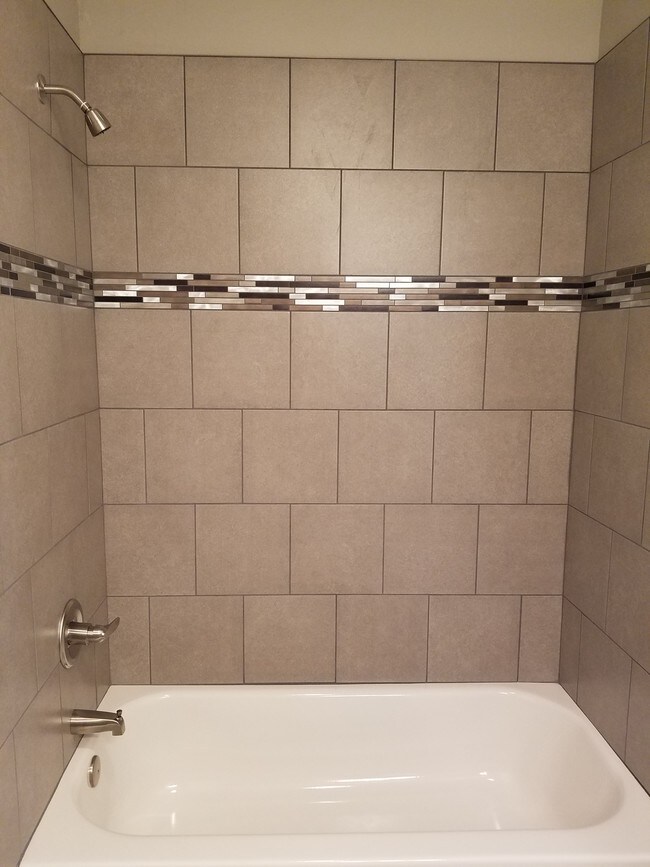 Upstairs Shower / Tub - 524 Wessinger St