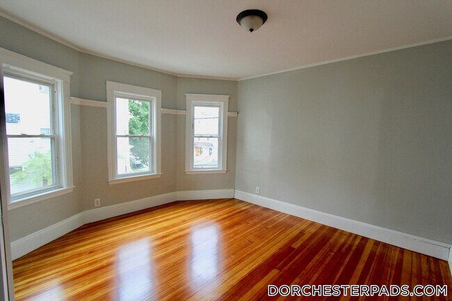 Building Photo - 137 Pleasant St