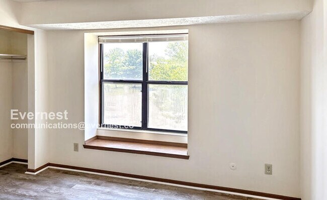 Building Photo - 2-Bedroom Condo with Laundry Hookups / Pet...