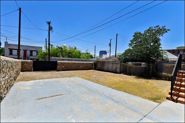 Building Photo - 612 E Nevada Ave