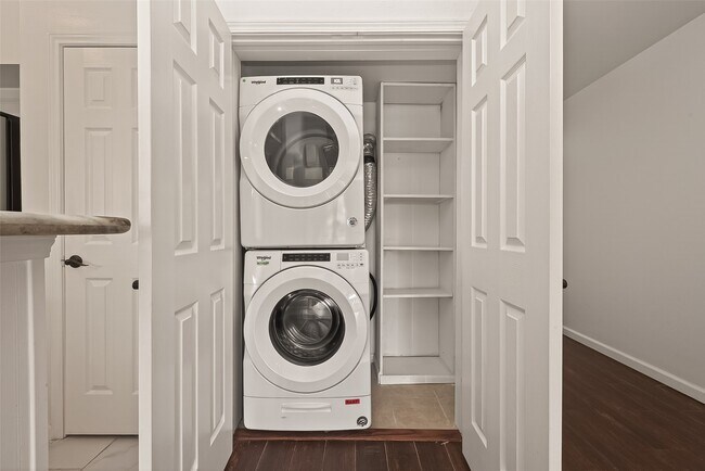 Building Photo - 180 April Point Dr S