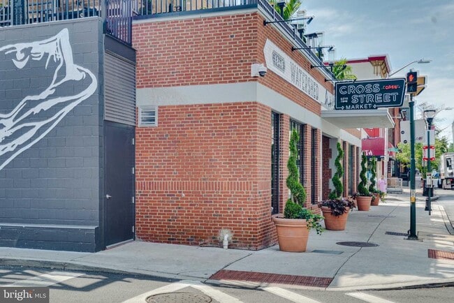 Building Photo - 910 S Charles St