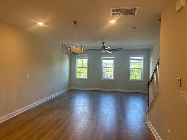 Building Photo - 1024 Gateway Commons Cir