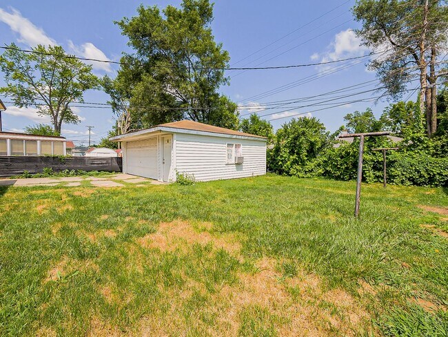 Building Photo - 1147 E Brockton Ave