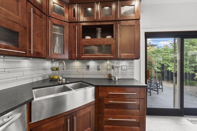 Building Photo - 610 City Park Ave