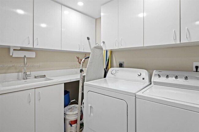 Building Photo - 10205 Collins Ave
