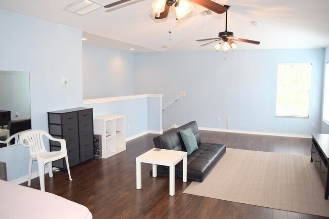Building Photo - 7803 Blue Spring Dr