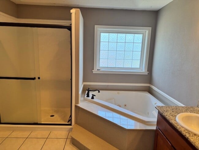 Building Photo - NEW TO MARKET/ LARGE 2 STORY HOME ON PRIVA...