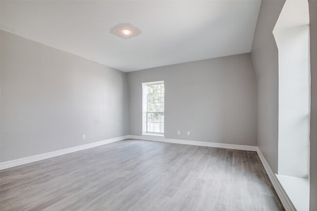 Building Photo - 9025 Rue Cambon St