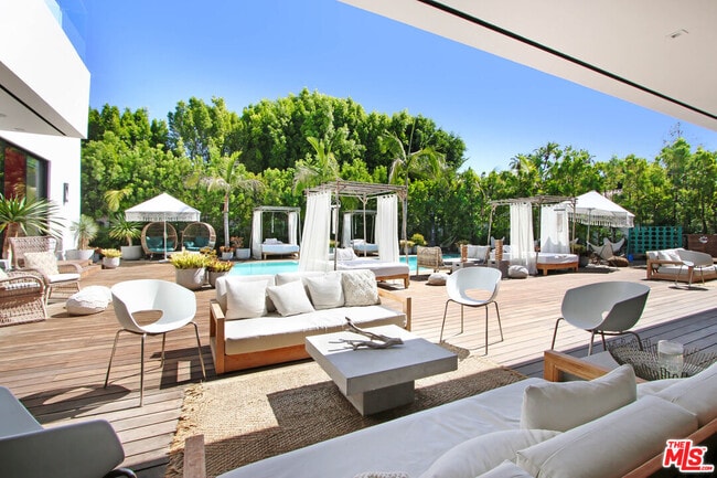 Building Photo - 9570 Sunset Blvd