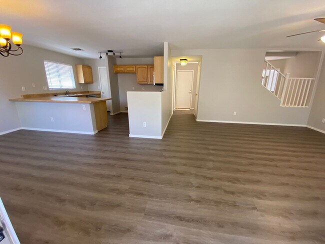 Building Photo - 4 Bedroom, 3 bath, two story with loft in ...