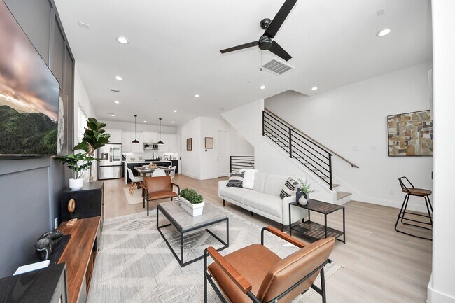 Building Photo - 2524 Live Oak St