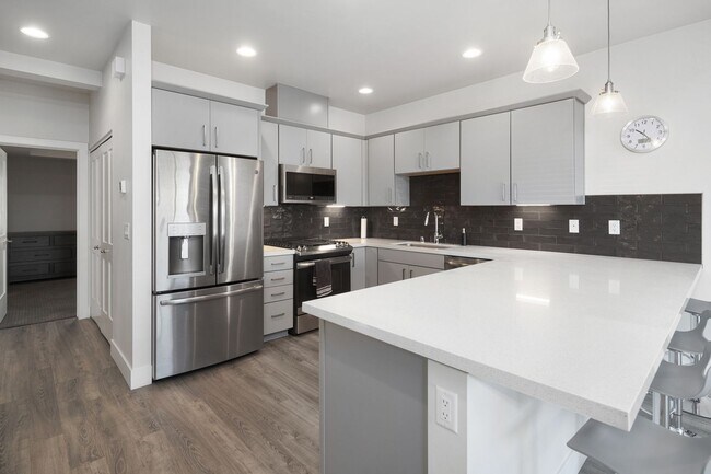 Building Photo - Downtown Executive Furnished Townhouse
