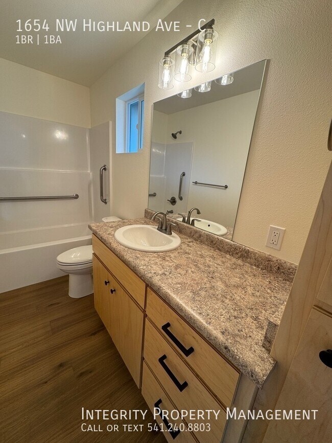 Building Photo - 1654 NW Highland Ave