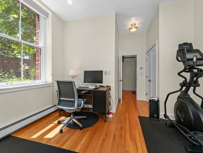 Building Photo - 35 Saratoga St