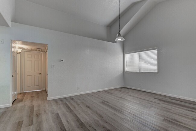 Building Photo - Beautiful Upstairs Condo
