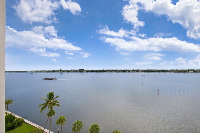 Building Photo - 2600 N Flagler Dr