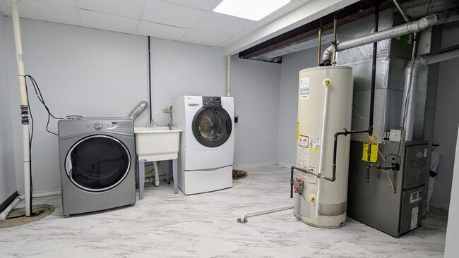 Building Photo - 650 Shining Water Dr