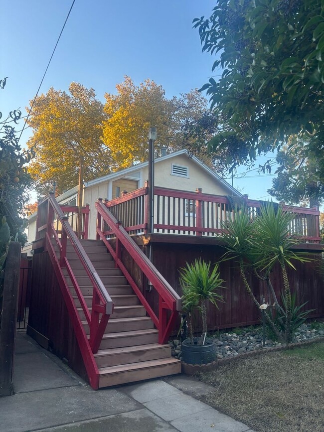 Building Photo - Central Roseville - 1 Bed, 1 Bath - New Flooring & Paint - Large Deck great for Entertaining! No ...