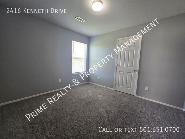 Building Photo - 2416 Kenneth Dr