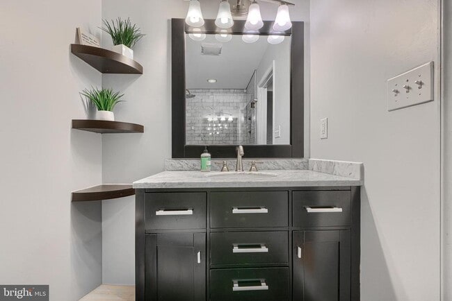 Building Photo - 624 Jasper St