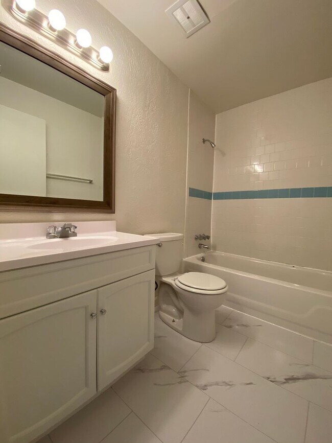 Building Photo - Amazing Two Bedroom Townhouse in Zelienople! Washer & Dryer Hook-Ups! Call Today!
