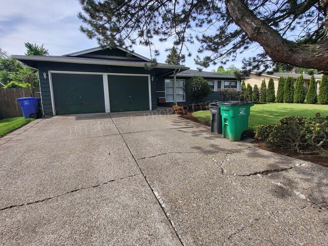 Building Photo - 3 Bd 1.5 ba Ranch Style Home in NE PDX With Washer/Dryer Hook-ups, Fenced Backyard & 2 Car Garage!