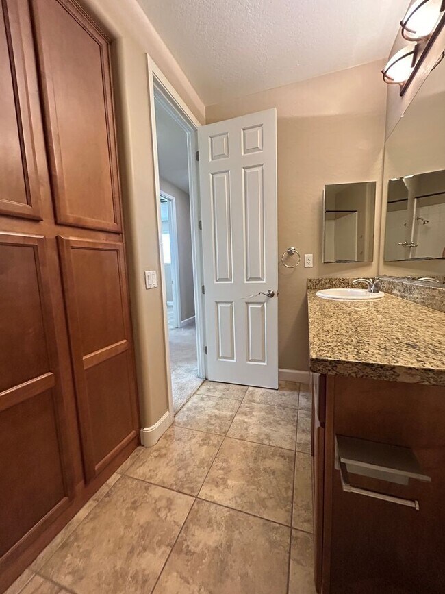 Building Photo - 300 W Wisteria Pl