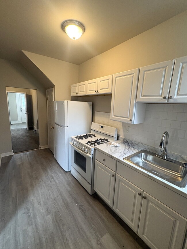 Building Photo - Renovated 1-Bedroom Apartment in Belair-Edison