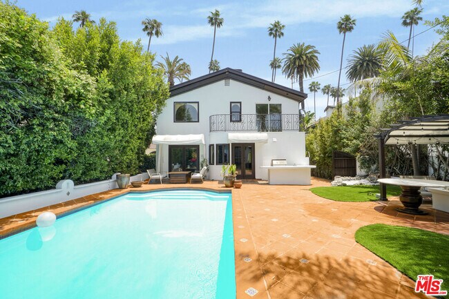 Building Photo - 209 N Doheny Dr