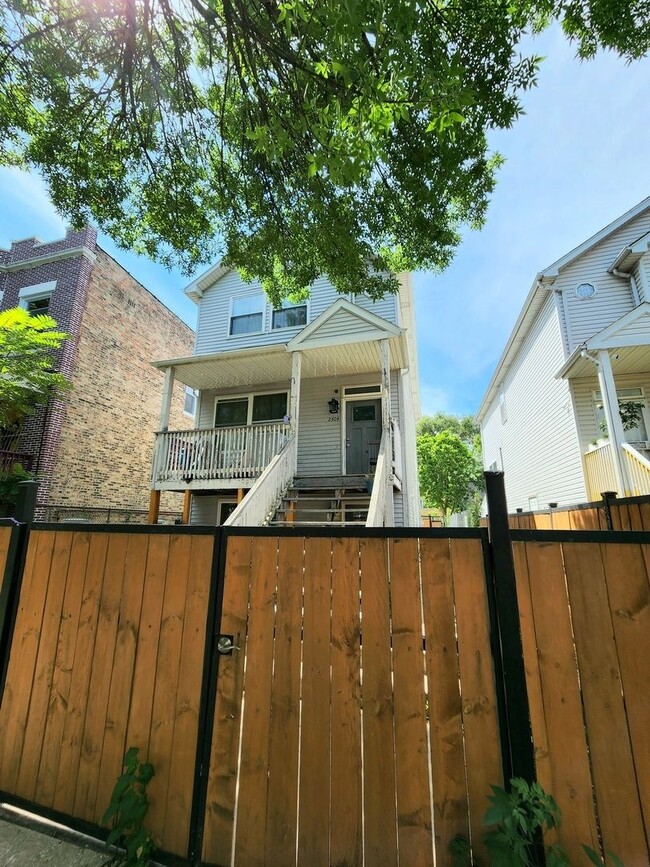 Building Photo - Amazing 3 bed/1.5 bath Updated unit