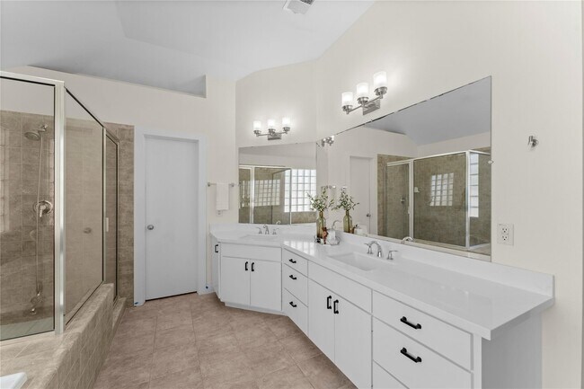 Building Photo - 8666 Meadowcroft Dr