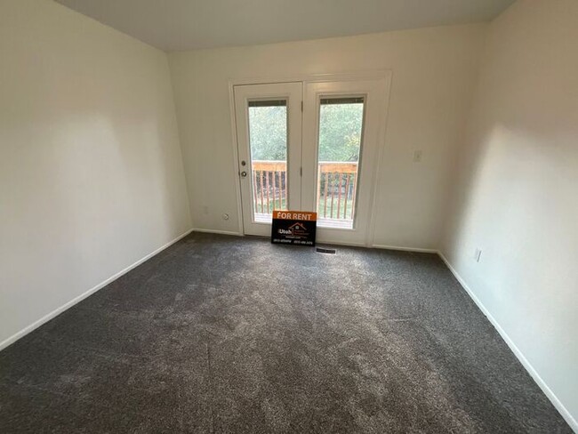 Building Photo - 4 Bedroom 2 Bath Twin Home Move in ready t...