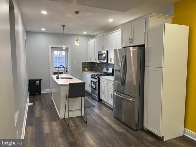Building Photo - 5553 Larchwood Ave