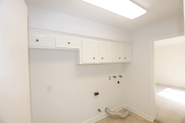 Building Photo - 2210 Shadowbriar Dr