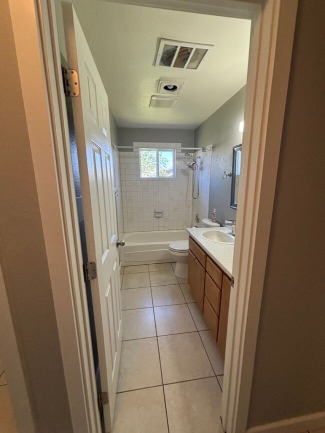 Building Photo - Charming 3-Bed Home in Hayden Lake — Spacious Lot & Attached Garage!