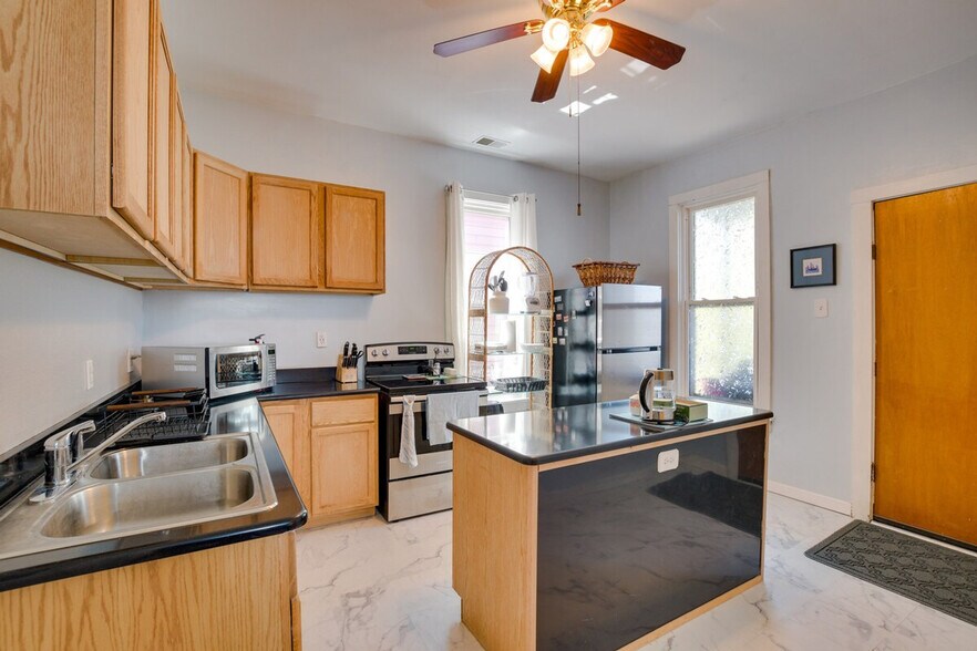 Building Photo - 1810 N Albany Ave