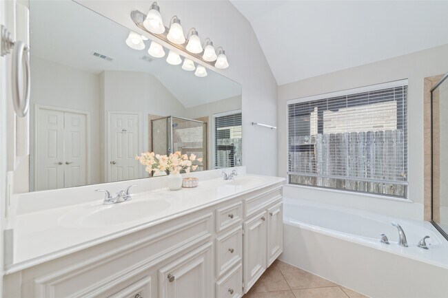 Building Photo - 26006 Palmdale Estate Dr