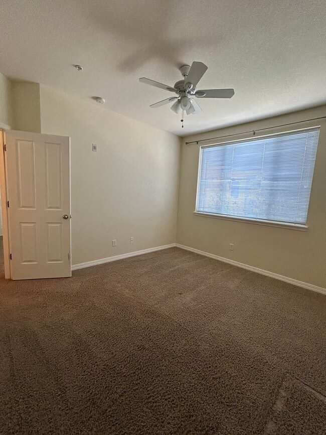 Building Photo - Modern Condo Living in the Heart of Fort C...