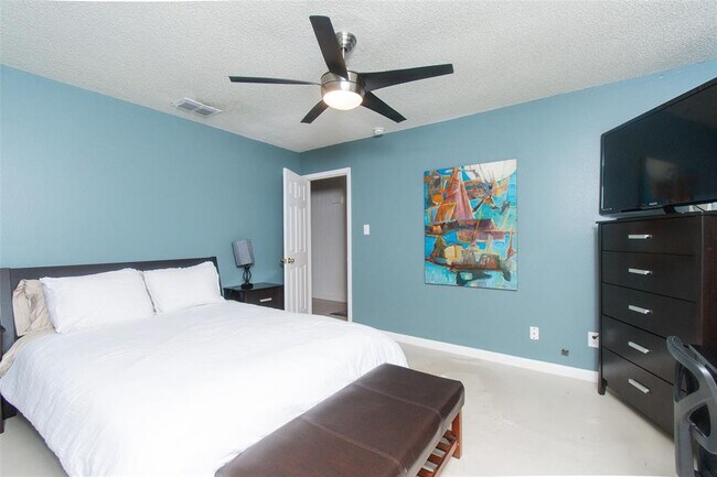 Building Photo - 2524 Berkett Dr