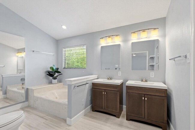 Building Photo - 3807 Forest Village Dr